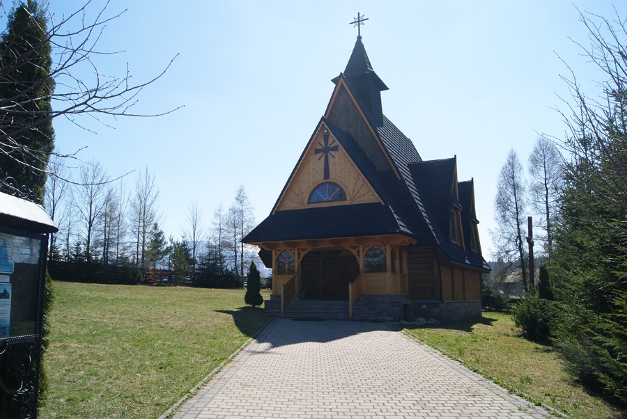 drewniany kościółek w Zębie.