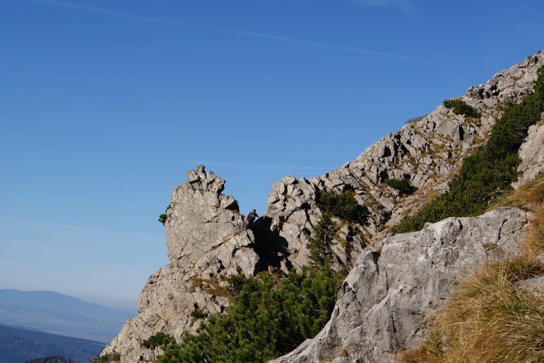 czy wejście na Giewont jest trudne - skały na szlaku