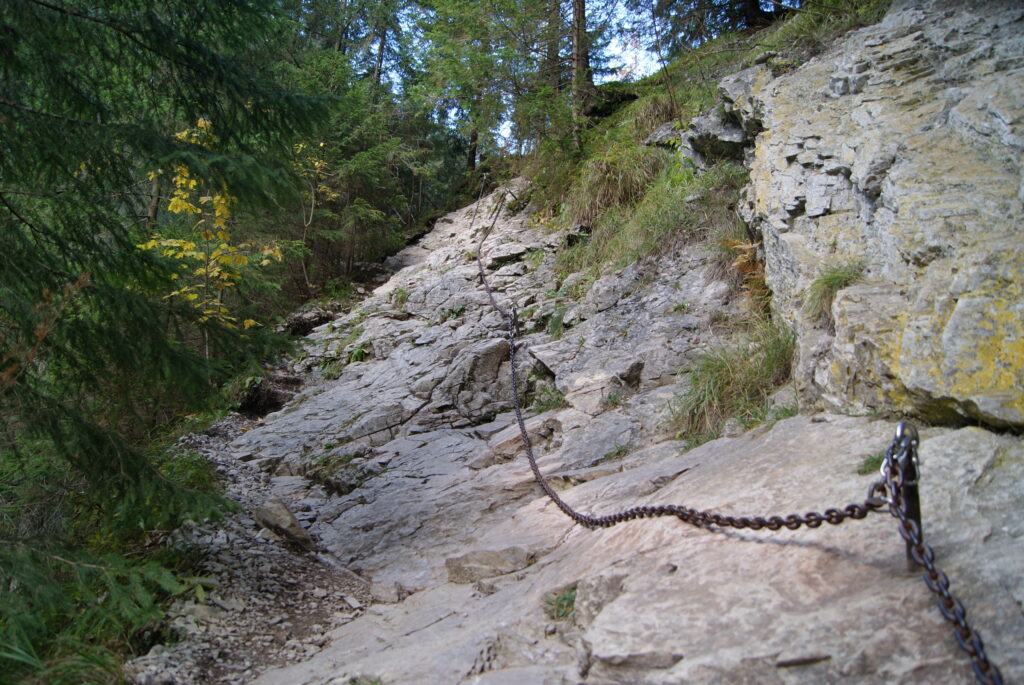 Wąwóz Kraków - zejście po łańcuchach do doliny Pisanej