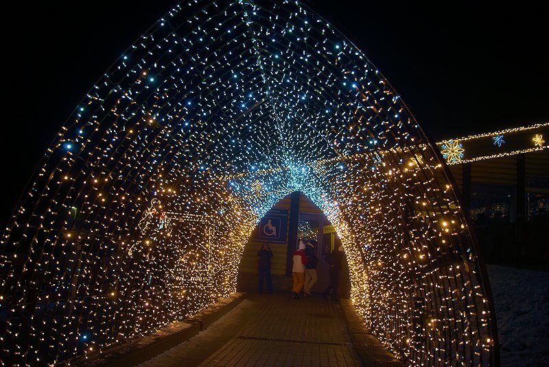 Podświetlony tunel na wyjściu z kolejki na Gubałówce.