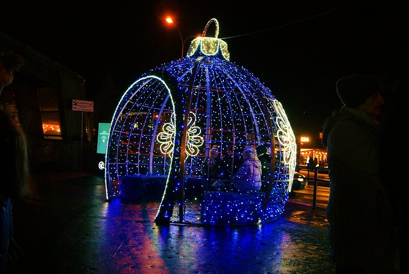 Świetlne iluminacje w zimowej stolicy Polski