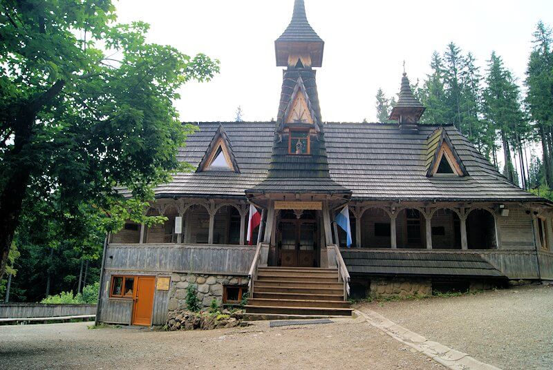 Kaplica Matki Bożej Jaworzyńskiej na Wiktorówkach wśród tatrzańskich świerków