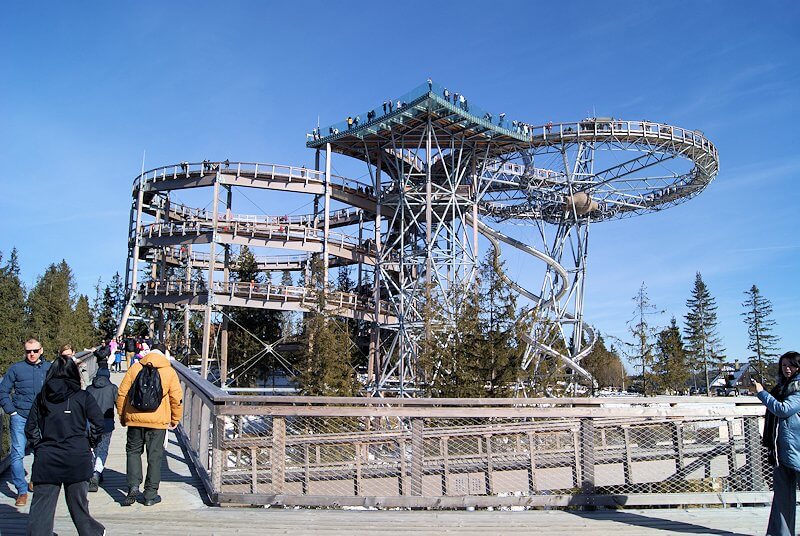 Kładka na wysokości wieży SkyWalk Poronin z widokiem na Tatry