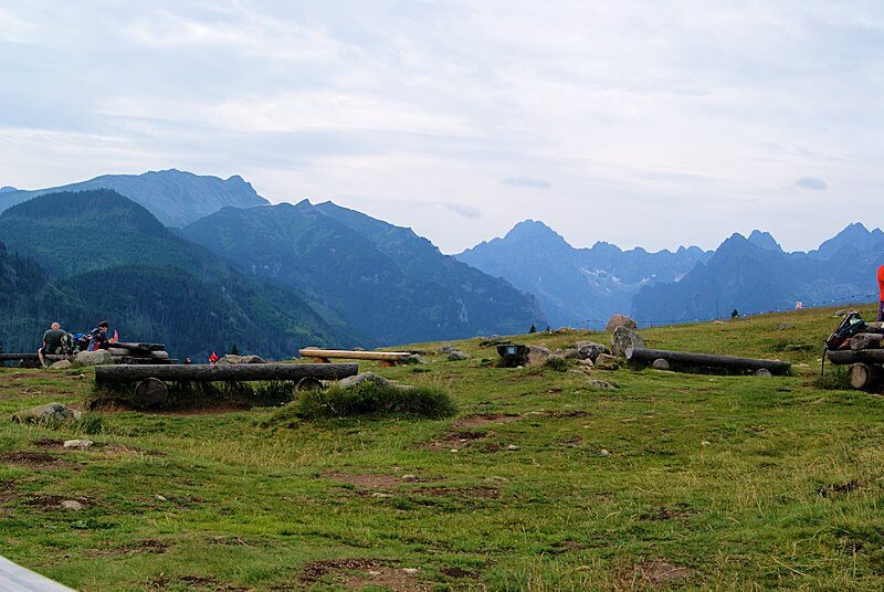 Rusinowa Polana z widokiem na Tatry – panorama z polany, bacówka i oscypki – lato na szlaku z Wierch Poroniec